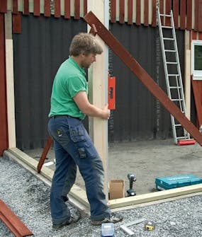 Byg selv udestue: Den kraftige stolpe til det ene hjørne rejses Byg selv udestue: Den kraftige stolpe til det ene hjørne rejses